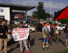 Харьковские активисты поздравили работников завода Фольксваген (г. Калуга, РФ)